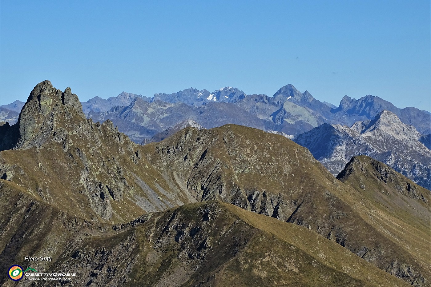 43 Vista panoramica dal Valletto a dx in primo piano e verso il Pizzo del Diavolo e - in secondo piano.JPG